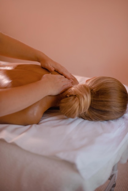 mulher relaxante recebendo massagem no pescoço no salão de beleza com espaço de cópia em fundo bege