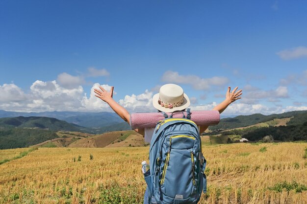 Mulher relaxante, viagem nas montanhas e aproveitando o tempo