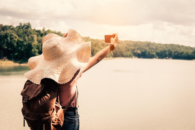 Mulher relaxante viaja após o bloqueio vamos sair de férias e viver nossas vidas