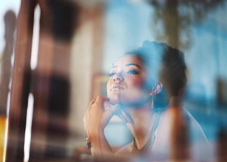 Foto mulher relaxar e pensar pela janela no café para reflexão matinal ou sonhar acordado com o futuro paz calma e pessoa feminina com ideia por vidro no fim de semana para inspiração de memória ou planejamento em maravilha