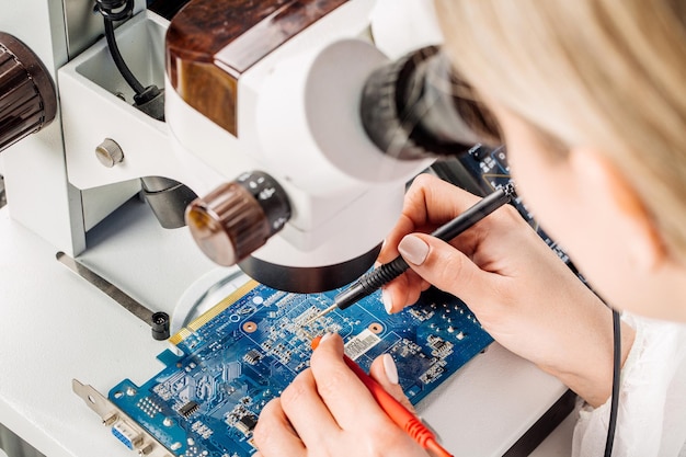 Mulher reparando hardware de computador no centro de serviço Reparando e consertando serviço em laboratório Conceito de serviço de reparo eletrônico