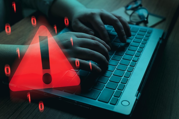 Foto mulher resolvendo ataques cibernéticos em laptop conceito de informação comprometida vírus de software malicioso
