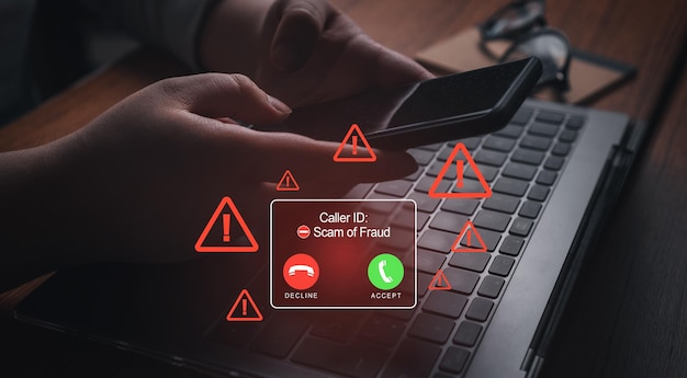 Foto mulher respondendo a uma chamada não desejada chamada telefônica de um número anônimo fraude ou phishing
