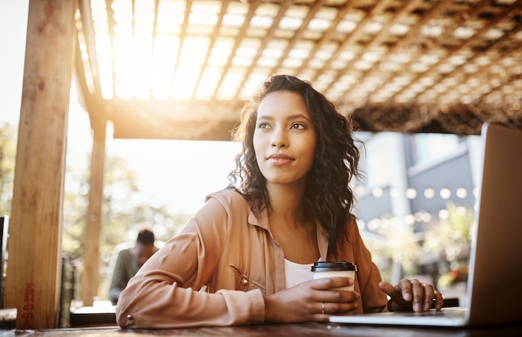 Mulher restaurante e pensando em laptop com xícara de café para trabalho remoto como blogueiro de estilo de vida no Brasil Pessoa feminina freelancer e como jornalista em pesquisa para blog ou artigo escrito em café