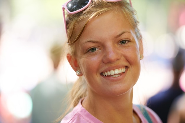 Mulher retrato e feliz em festival na natureza entusiasmado e viajar lazer para o bem-estar na floresta jovem felicidade e rosto ao ar livre no carnaval em bokeh relaxar e férias de verão na Europa