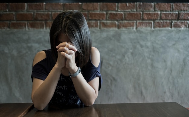 Mulher rezando as mãos dobradas em oração