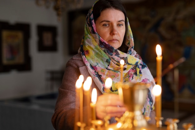 Foto mulher rezando na igreja para peregrinação religiosa