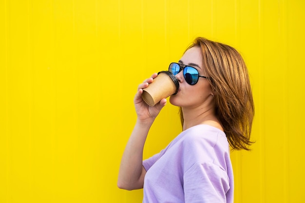 Foto mulher rindo bebendo café na rua