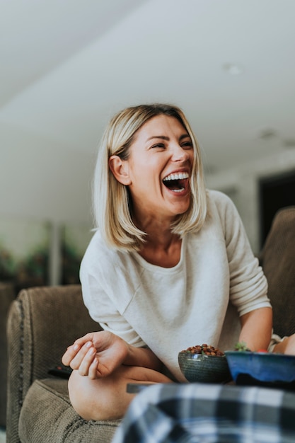 Foto mulher rindo de seu namorado engraçado