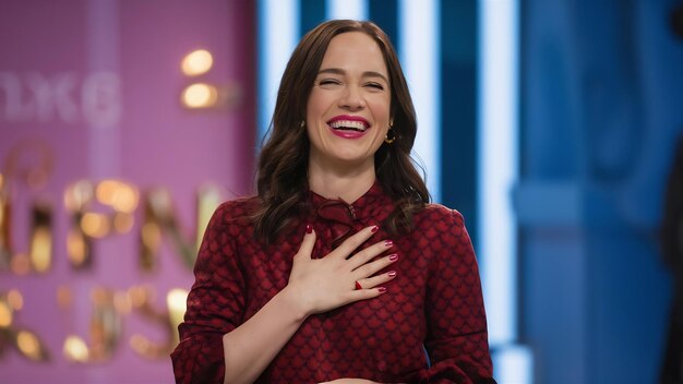 Mulher rindo e sorrindo rindo de piada engraçada divertida comédia de TV toque no peito e rir sta