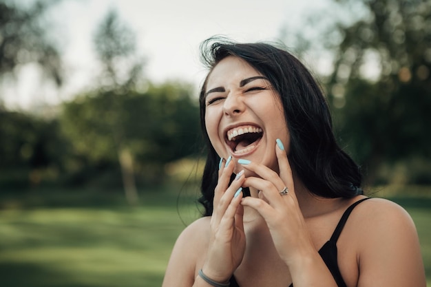 Mulher rindo lá fora