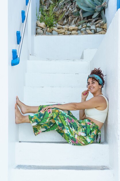 Mulher rindo nas férias tropicais em escadas. Mulher na praia no destino de viagem espanhol.