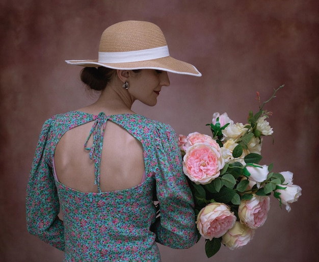 Mulher romântica de chapéu com buquê de floresProcessamento de arte