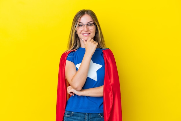 Mulher romena super-herói isolada em fundo amarelo com óculos e sorrindo