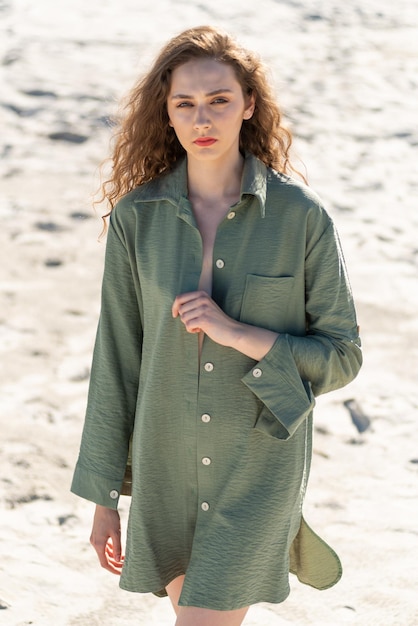 Mulher roupas de verão ao ar livre na praia