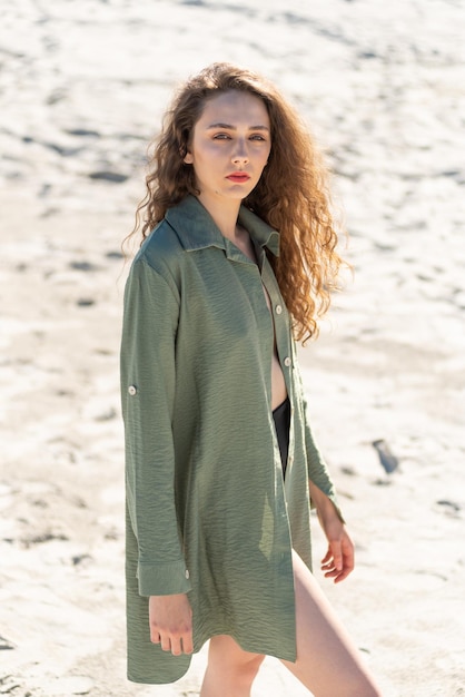 mulher roupas de verão ao ar livre na praia