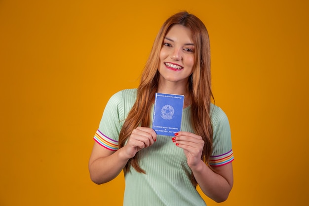 Foto mulher ruiva brasileira com carteira de trabalho e previdência social, (carteira de trabalho e previdência social)