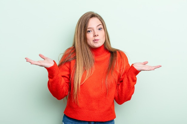 Mulher ruiva caucasiana se sentindo confusa e confusa, duvidando, ponderando ou escolhendo opções diferentes com expressão engraçada