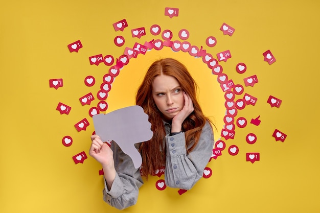 Mulher ruiva chateada com antipatia e expressão facial triste