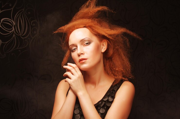 Foto mulher ruiva com penteado criativo