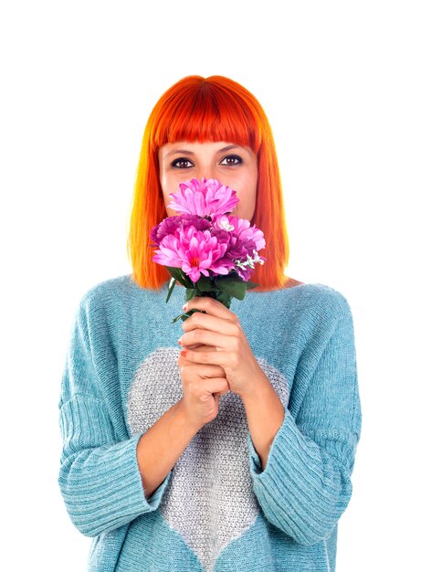 Foto mulher ruiva com um buquê de flores rosa
