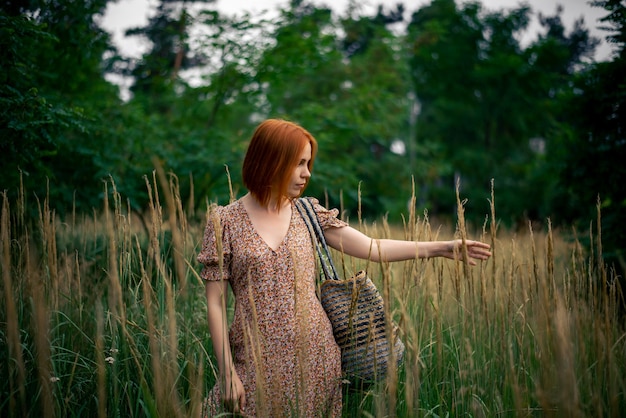 Mulher ruiva de 40 anos em um campo no verão