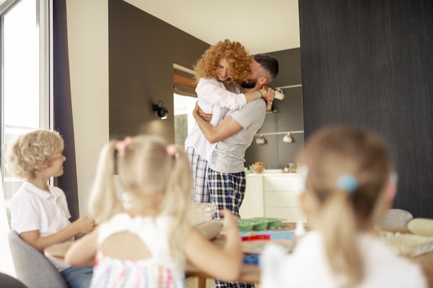 Mulher ruiva encantada abraçando o marido