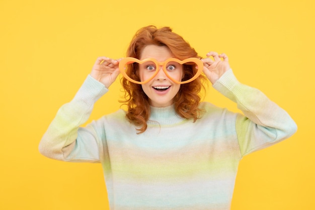 Mulher ruiva feliz em óculos de festa apenas se divertindo garota engraçada usa óculos grandes festa de aniversário expressa felicidade emoções positivas retrato de prazer senhora alegre