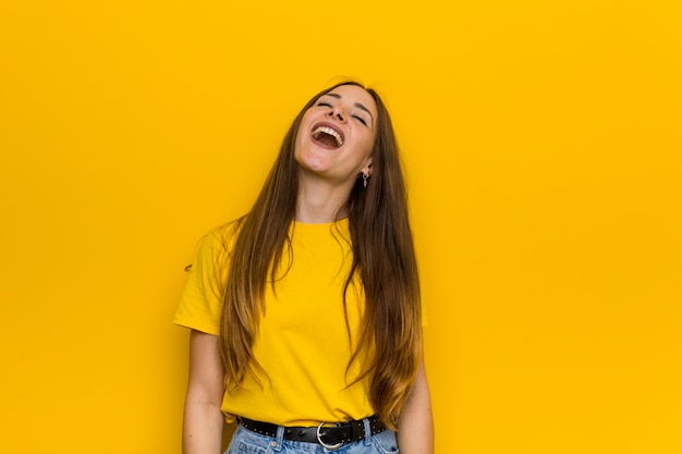 Mulher ruiva jovem gengibre relaxado e feliz rindo, pescoço esticado, mostrando os dentes.