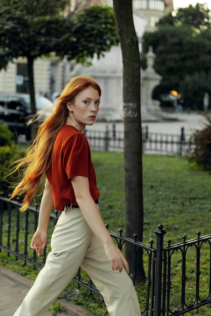 Mulher ruiva linda posando na rua