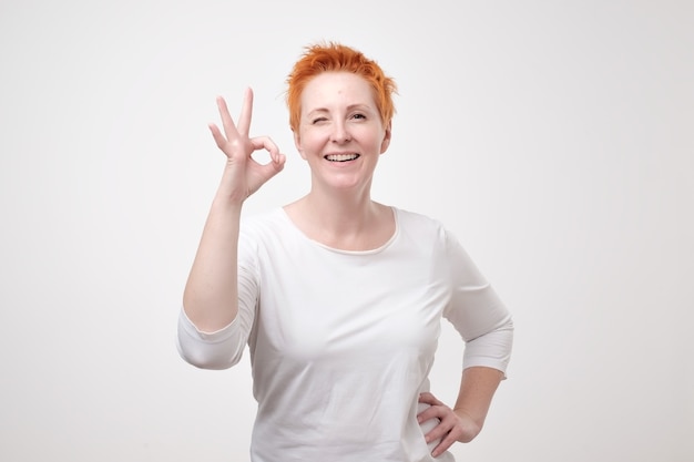 Mulher ruiva madura em uma camisa branca