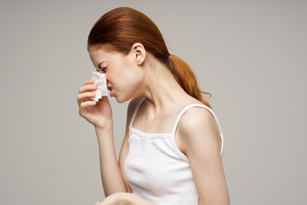 Mulher ruiva máscara facial médica fundo isolado frio foto de alta qualidade