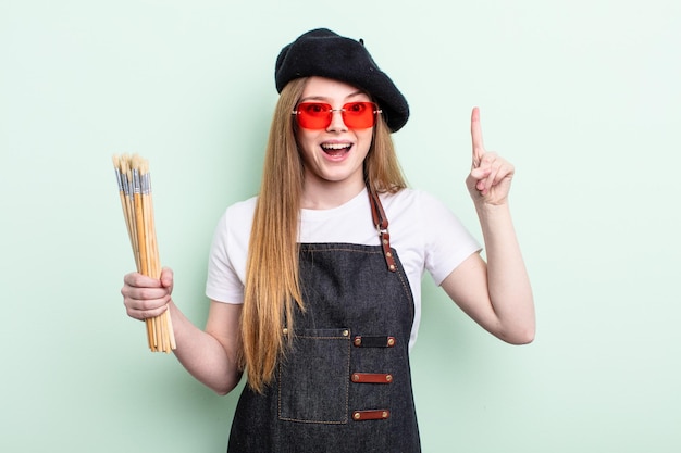 Mulher ruiva se sentindo um gênio feliz e animado depois de perceber um conceito de artista de ideias