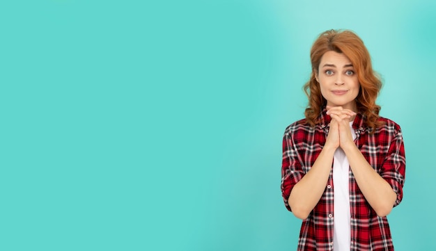 Mulher ruiva sonhadora com cabelos cacheados em camisa casual quadriculada, copie o espaço, desejo.