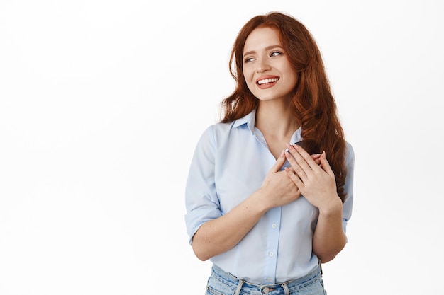 Mulher ruiva terna e romântica em branco