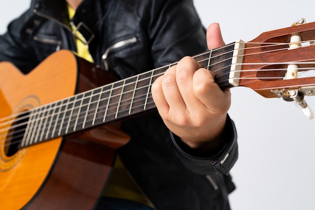 Mulher ruiva tocando violão