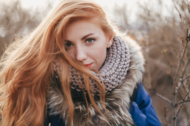 Mulher ruiva vestindo roupas de inverno