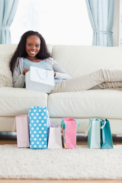 Mulher saindo um momento depois de fazer compras