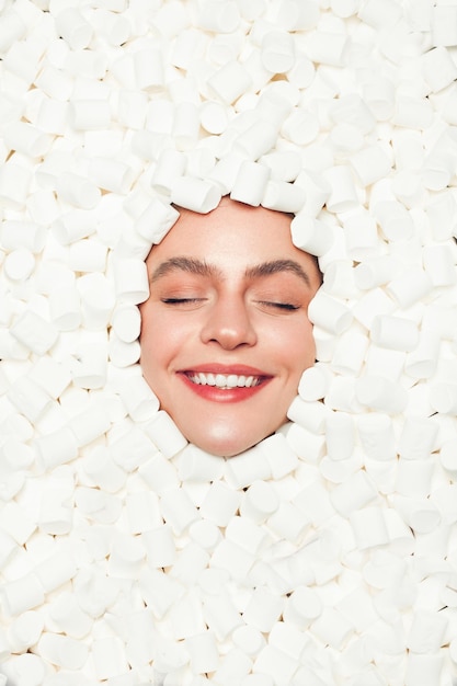 Mulher satisfeita em marshmallows
