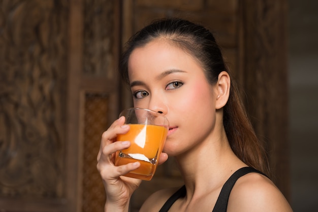 Mulher saudável, beber um copo de suco de laranja