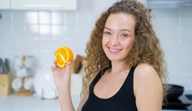 mulher saudável cozinhando na cozinha