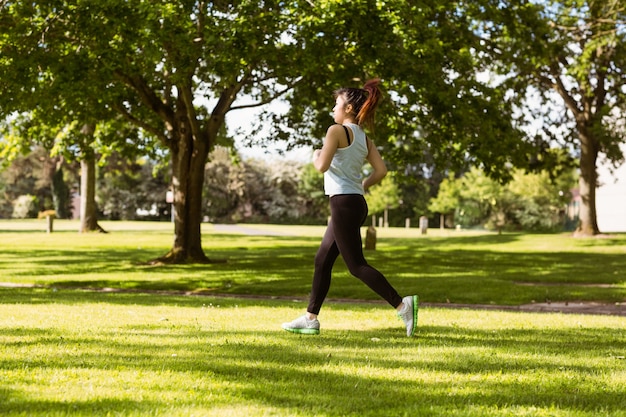 Mulher saudável e bonita jogging no parque