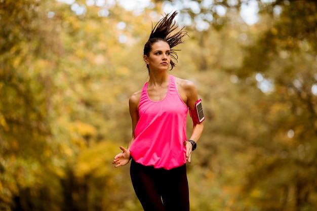 Mulher saudável em boa forma treinando para maratona ao ar livre em um beco