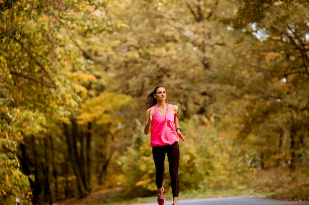 Mulher saudável em boa forma treinando para maratona ao ar livre em um beco