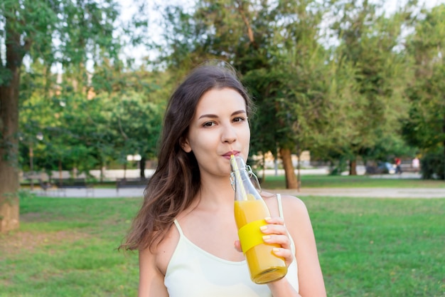 Mulher saudável está posando com limonada.