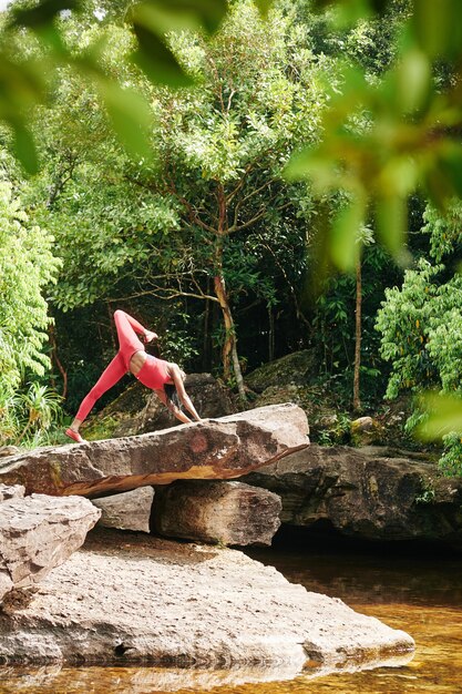 Foto mulher saudável fazendo poses de ioga