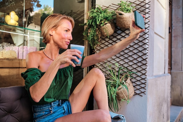 Mulher saudável fazendo selfie com smartphone ao ar livre