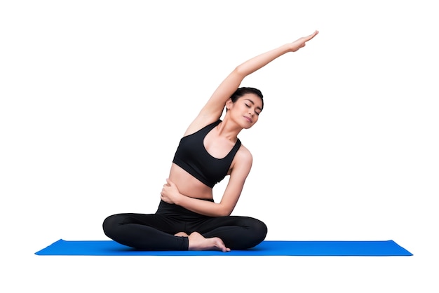 Foto mulher saudável que exercita a ioga isolada com o trajeto de grampeamento no fundo branco.