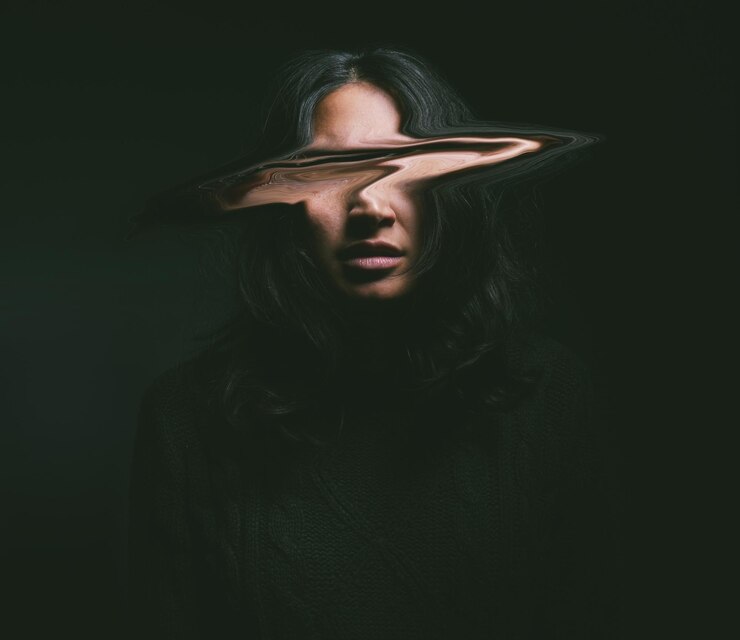 Foto mulher saúde mental ou depressão com rosto desfocado em estúdio para crise de identidade transtorno psicótico ou psicologia bipolar pessoa feminina ou distorcida com trauma ou esquizofrenia em fundo preto