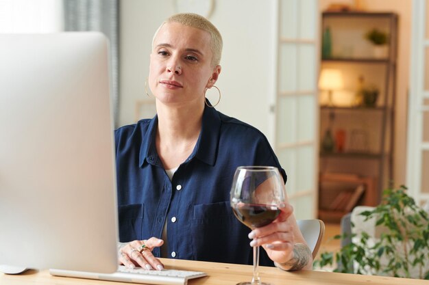 Mulher se comunicando online durante o lazer